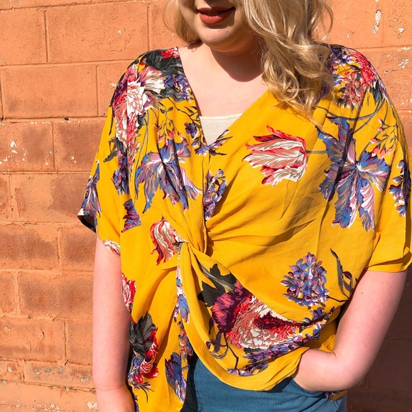 Umgee Plus Reversible Floral Twist Front Top - Picture 4 of 6